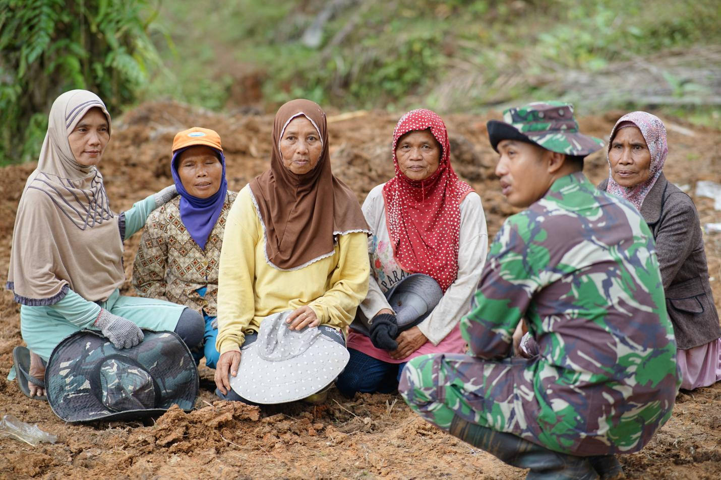 Satgas TMMD komunikasi sosial dengan masyarakat Bandu Agung, menjaring aspirasi keluhan dan kesulitan-kesulitan masyarakat.