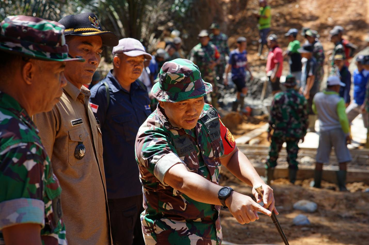Dansatgas 0408/BS Letnan Kolonel Czi Bambang Santoso, meninjau titik lokasi sasaran fisik TMMD. Memberi arahan dan menunjukkan titik sasaran sesuai perencanaan.