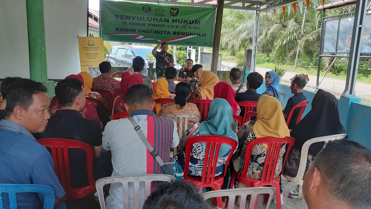 Satgas TMMD melakukan penyuluhan hukum, mamastikan masyarakat sadar hukum dalam berbangsa dan bernegara.