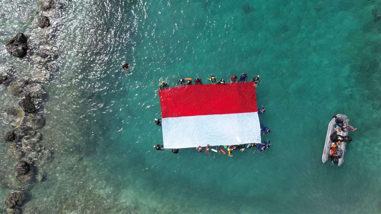 TNI AL Kibarkan Bendera Merah Putih