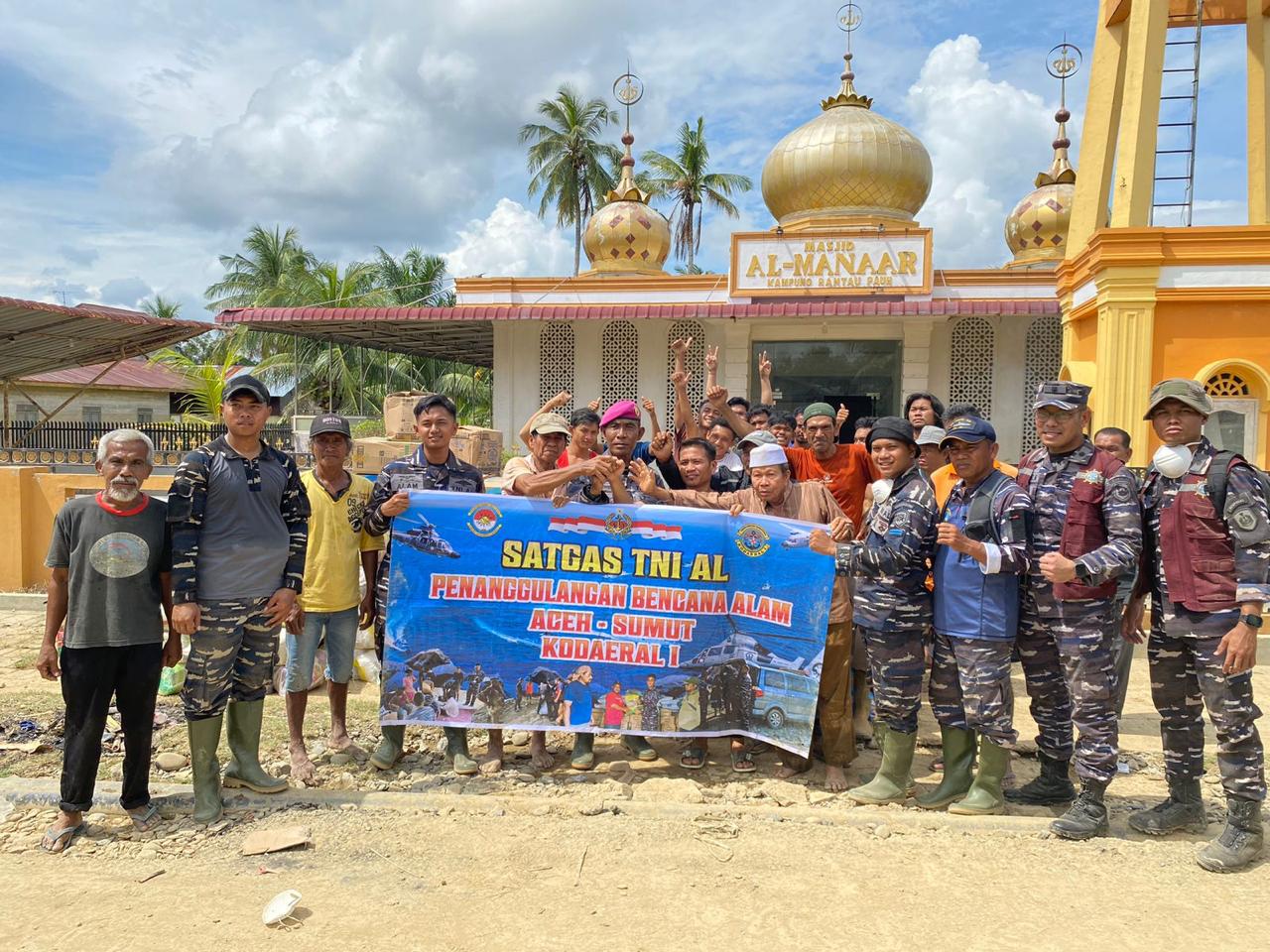 Tim Trauma Healing dari Dinas Psikologi Angkatan Laut (Dispsial) bekerja sama dengan Komando Daerah Angkatan Laut (Kodaeral) I memberikan layanan pemulihan trauma (trauma healing) bagi masyarakat yang terdampak bencana banjir di Posko Pengungsian Dusun Rantau Pauh, Kecamatan Rantau, Kabupaten Aceh Tamiang. Sabtu (1312).