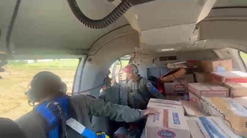 Unsur Helikopter Wing Udara 1 As 565 Mbe Panther Turunkan Bantuan Kemanusiaan di Tapanuli Tengah