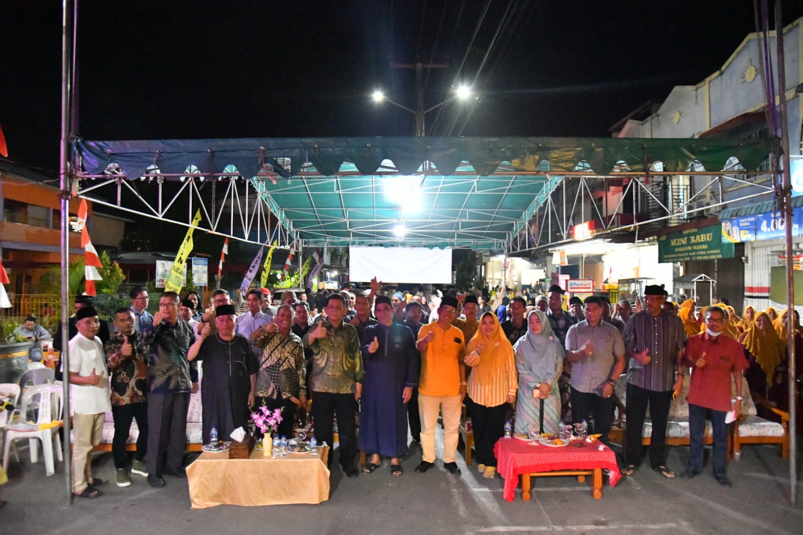 Gubernur Kepulauan Riau H. Ansar Ahmad bersilaturahmi bersama masyarakat Perumahan Taman Sari RW 001 & RW 003 Kelurahan Tiban Baru Kecamatan Sekupang Kota Batam, Minggu (06/08) malam. 