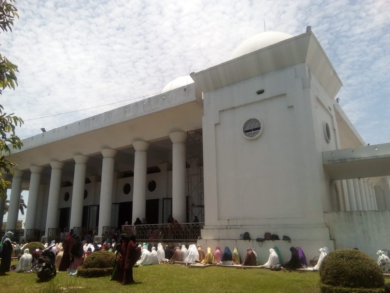 Nampak masyarakat rela mendengar tausiah ustaz Adi Hidayat hingga di teras Masjid