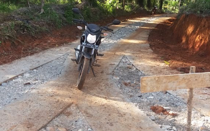Pembangunan jalan rabat beton
