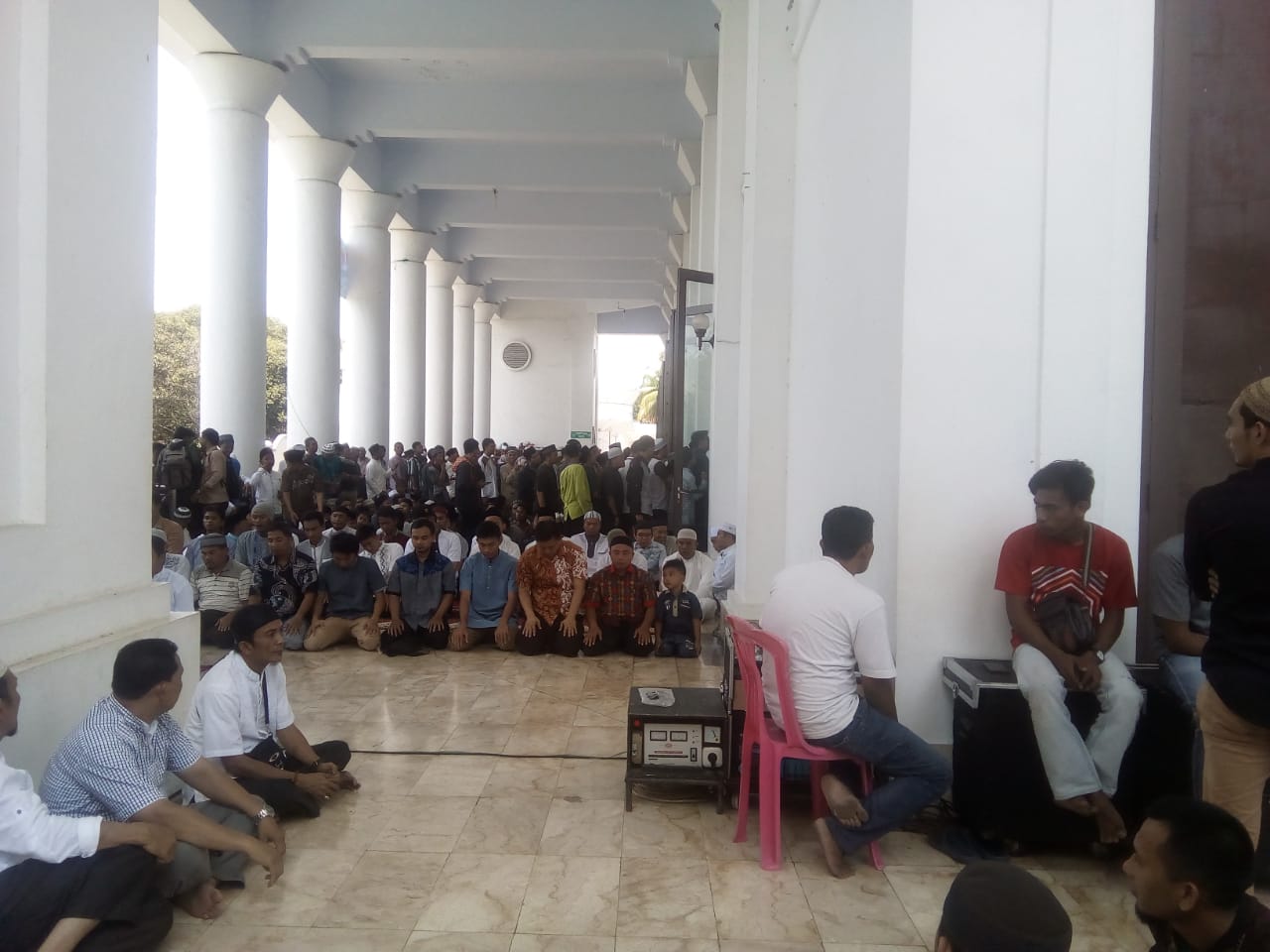Nampak masyarakat rela mendengar tausiah ustaz Adi Hidayat hingga di teras Masjid