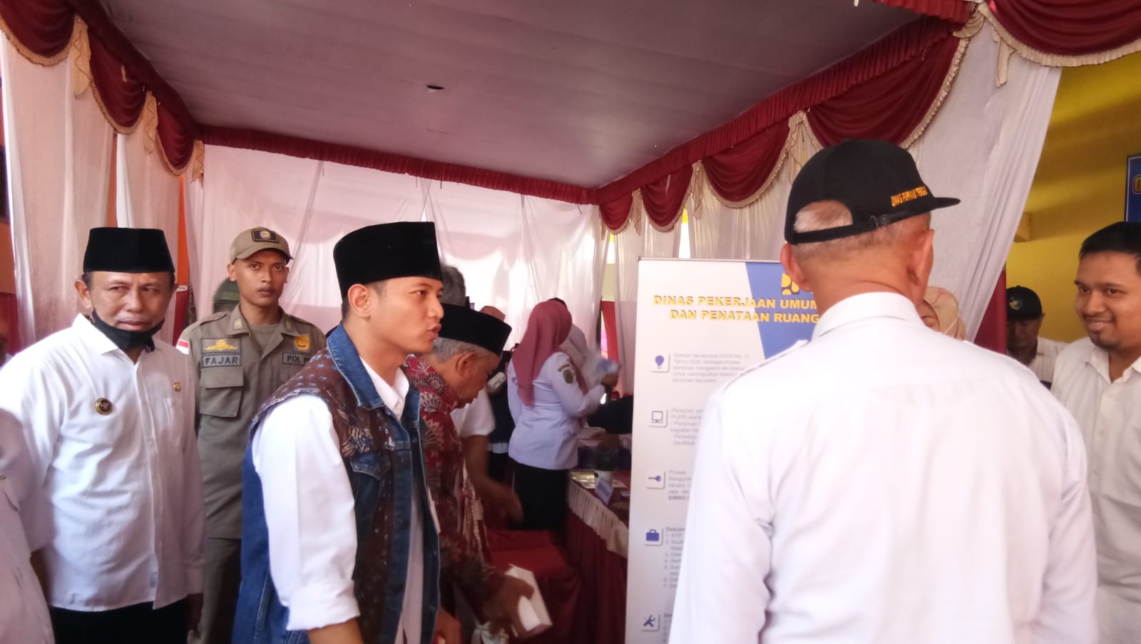 Bupati Trenggalek, Mochamad Nur Arifin, saat melakukan kegiatan Mening Deh di Desa Kamulan Kecamatan Durenan, Kabupaten Trenggalek, Rabu (8/3/2023) (Foto Hardi Rangga klikwarta.com).