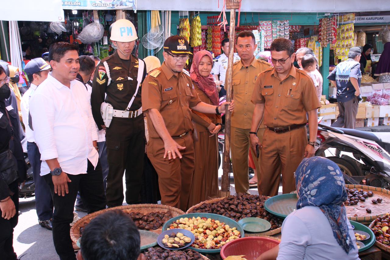 Pj. Wali Kota Payakumbuh, Rida Ananda, bersama Kadis Koperasi dan UKM, Pasi Intel Kodim 0306/50 Kota, Komandan Subdenpom 1/4 Payakumbuh, Kejaksaan dan SatPol-PP memantau ketersediaan dan harga kebutuhan pokok di Payakumbuh.