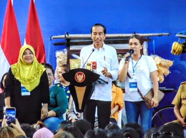 Presiden Jokowi bersama peserta Program Mekaar Binaan PNM