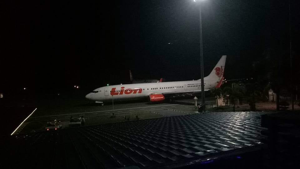 Sayap Pesawat Lion Air JT-633 Senggol Tiang Lampu