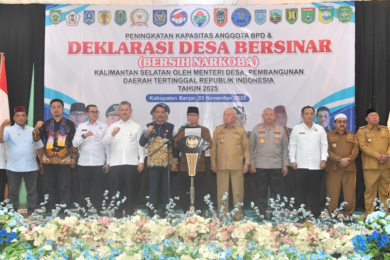 Mendes Yandri saat memimpin Deklarasi Desa Bersinar di Gedung Serbaguna Desa Indrasari Kecamatan Martapura Kabupaten Banjar, Senin (3/11/2025).