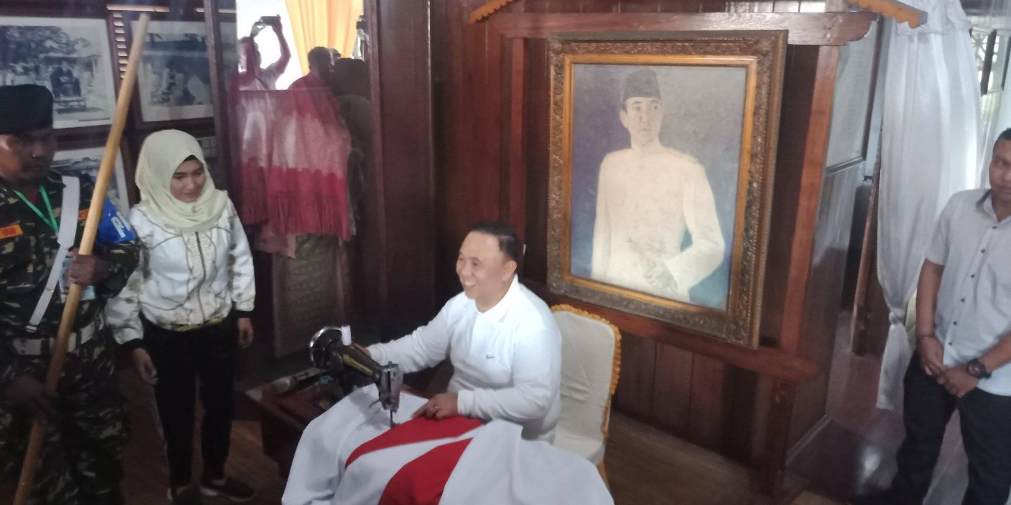 Sekda Nopian Andusti menjahit bendera merah putih