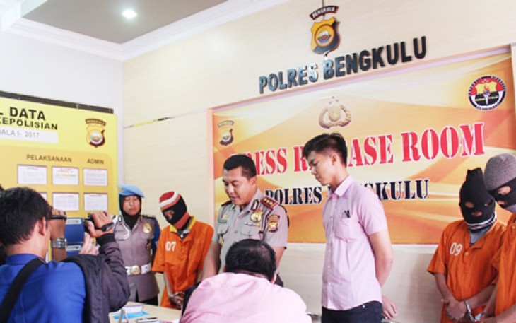 Kapolres Bengkulu AKBP Ardian Indra Nurinta, S.Ik didampingi Kasat Narkoba Iptu Sandy Indrajati Wiguna, S.Ik saat gelar press release, Kamis (16/02/2017)