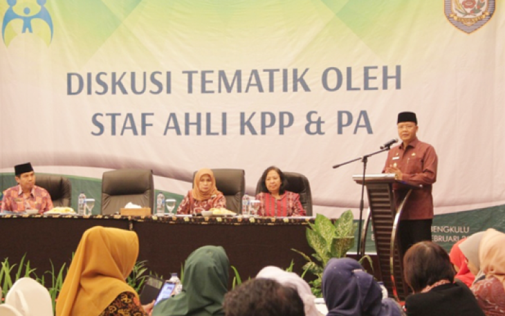 Wagub Rohidin Mersyah saat memberikan kata sambutan dalam diskusi bersama Staf Ahli Kementerian Pemberdayaan Perempuan dan Perlindungan Anak Republik Indonesia (KPP & PA RI) disalah satu Hotel di Kota Bengkulu, Kamis (23/2).  