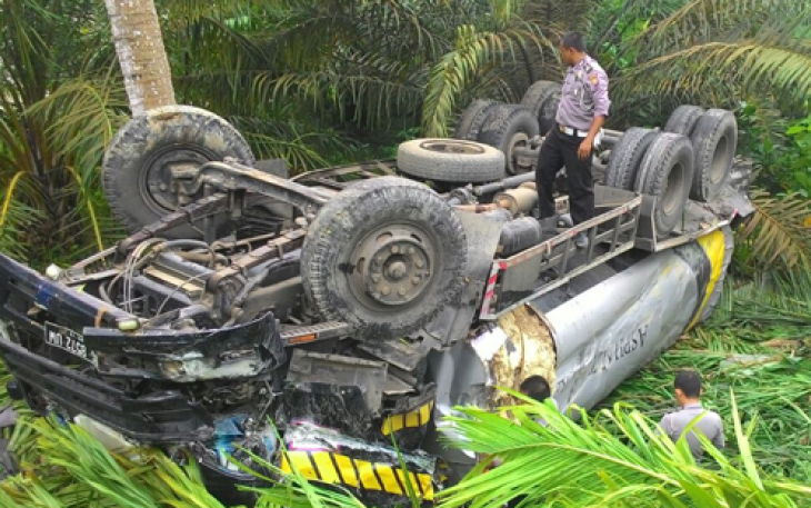 Kondisi truk terbalik di jurang sedalam 15 meter