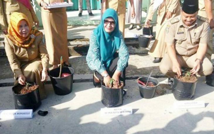 Launching gerakan tanam cabai di Halaman Kantor Pangan dan Pertanian Kota Bengkulu, Senin (13/03) kemarin.  