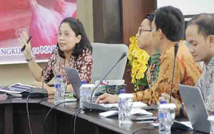 Christin R. Sidabutar Deputi Bidang Ekonomi Bank Indonesia Kantor Perwakilan Bengkulu saat menggelar Pertemuan Tim Teknis Tim Pengendalian Inflasi Daerah (TPID) Provinsi Bengkulu 2017, di Ruang Rapat Besar Kantor Perwakilan Bank Indonesia (BI) Bengkulu, Selasa (14/03/2017).