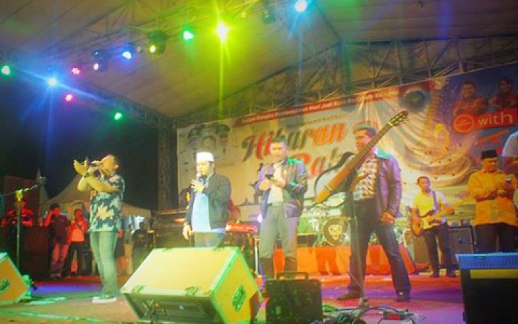 Wali Band saat duet bersama Walikota Helmi Hasan lagu tobat maksiat (tomat)