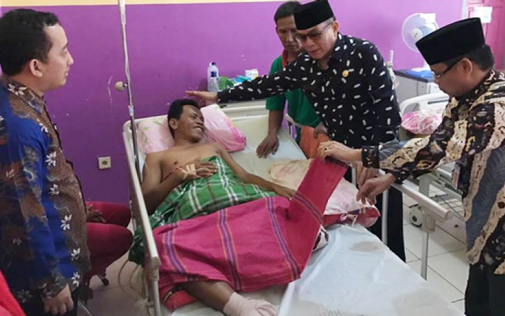 Bupati Dirwan menyempatkan diri menjenguk pasien Lamarhan, yang baru selesai menjalani amputasi kaki 
