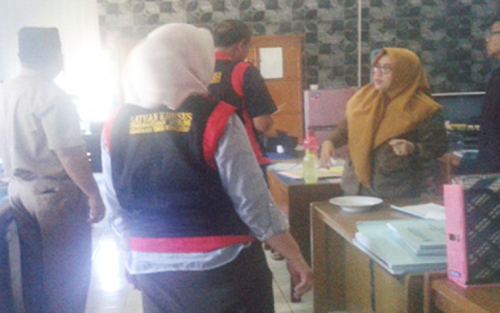Timsus Tipikor Kejati Bengkulu saat memasuki ruang sekretaris BPKAD Kota Bengkulu