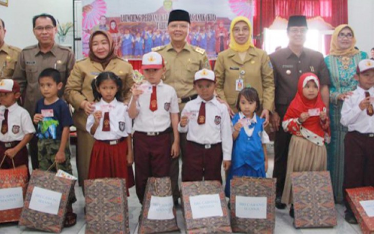 Wakil Gubernur Rohidin Mersyah saat launching perdana kartu identitas anak (KIA) tahun 2017, di Kabupaten Seluma.