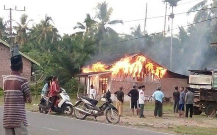 Kebakaran hebat melalap habis rumah warga Desa Pulau Makmur, Kecamatan Ipuh Kabupaten Muko-Muko, Senin (17/04/2017). 