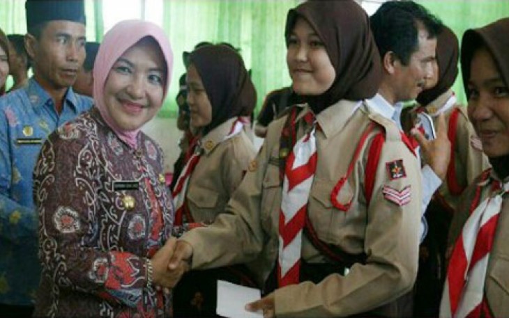 Wakil Walikota Bengkulu Patriana Sosialinda memberikan apresiasi kepada regu penggalang putra/putri terbaik dalam acara Kwarcab 0704 LT. III tingkat Kota Bengkulu.