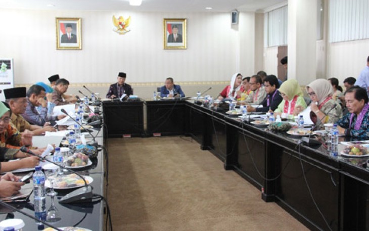 Wagub Rohidin saat rapat bersama Komisi IX DPR RI di ruang rafflesia pemda Bengkulu, Selasa (02/05).