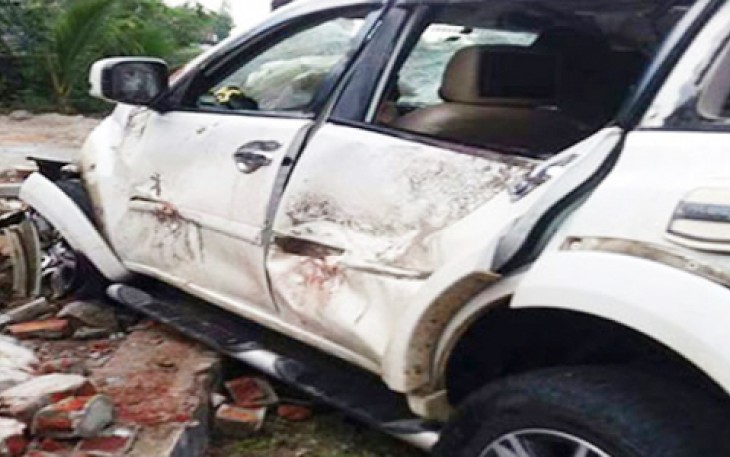 Kodisi mobil usai menabrak pagar rumah warga