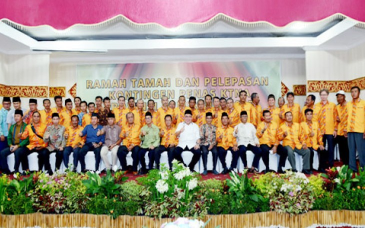 Gubernur RM pada Ramah Tamah dan Pelepasan Kontingen Penas KTNS Provinsi Bengkulu 2017, di Balai Semarak Raya Bengkulu, Senin (01/05).