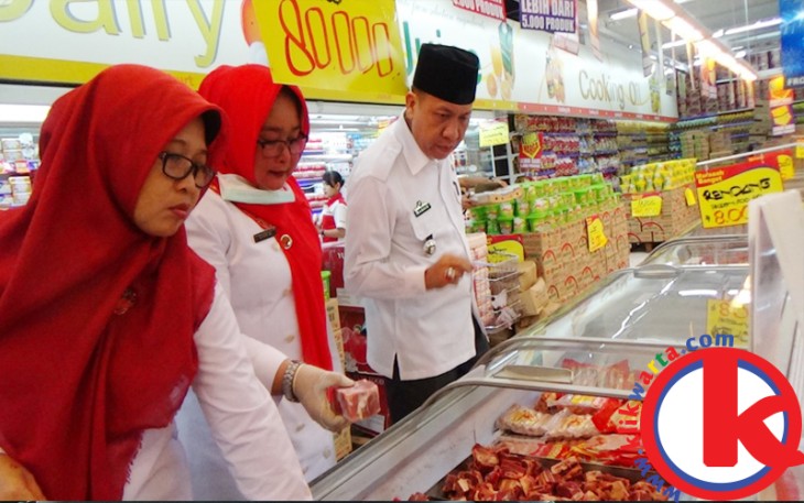 Dinas Ketahanan Pangan saat sidak ke sejumlah supermarket dan pasar tradisional  yang ada di Kota Bengkulu, pada Rabu (17/5).