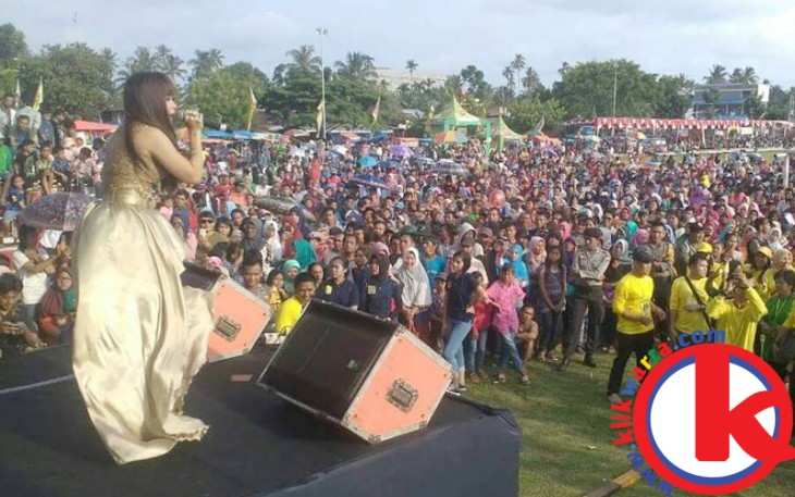 Artis KDI dan D'Academy menggoyang ribuan penonton yang memadati Lapangan Merdeka Kabupaten Kaur, Selasa (23/05/2017).