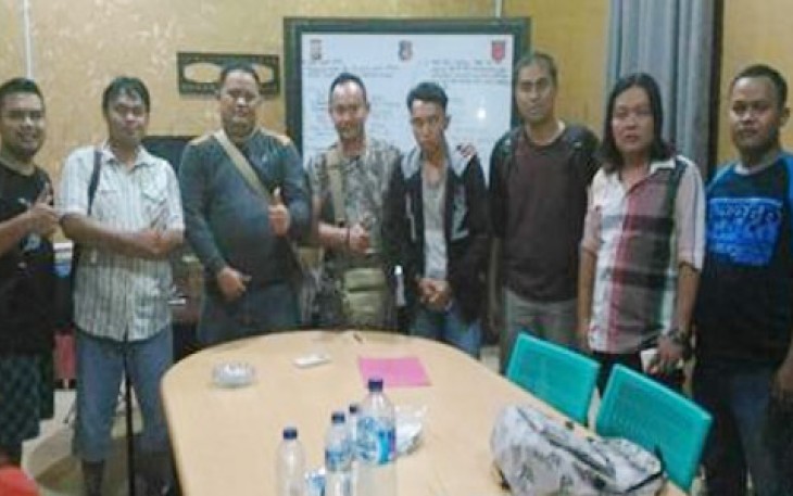 Tim Buser Polres Bengkulu bersama tim Polda Jatim usai meringkus tersangka