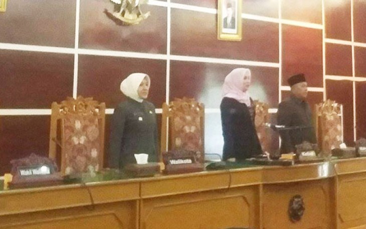 Ketua DPRD Kota Bengkulu, Erna Sari Dewi, Wakil Walikota Bengkulu, Ir. Patriana Sosialinda dan Wakil Ketua I DPRD Kota Bengkulu, Yudi Darmawansyah tampak serius menyanyikan lagu Indonesia raya