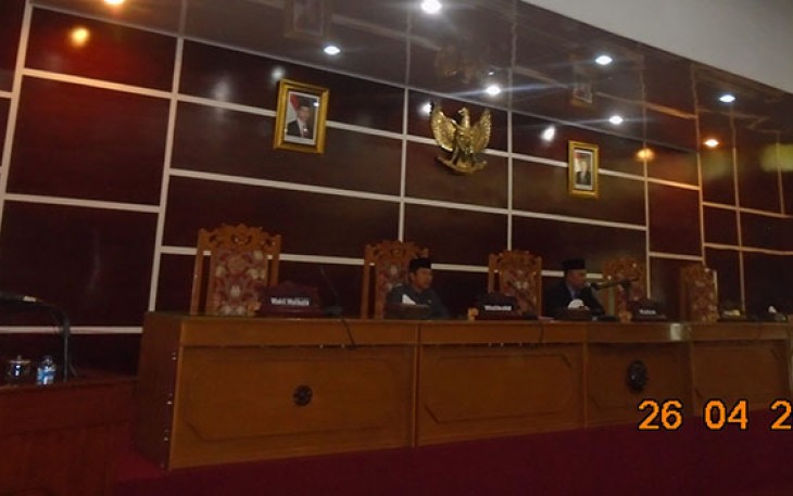 Nampak para pimpinan DPRD Kota Bengkulu memimpin jalannya rapat