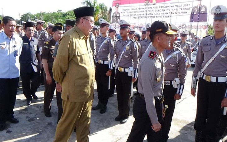 Apel gelar pasukan dalam rangka cipta kondisi jelang lebaran, di Sport center Pantai Panjang Bengkulu, Senin (19/6). 