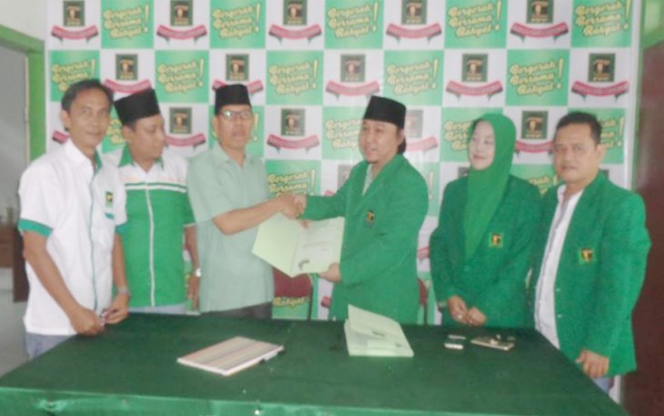 Bakal calon walikota Bengkulu Suimi Fales resmi mendaftar ke Partai Persatuan Pembangunan (PPP) Kota Bengkulu, Rabu (14/6/2017) 