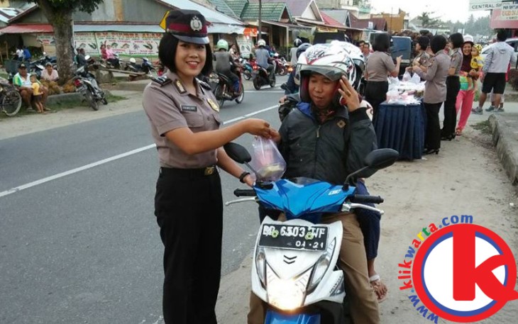 Polwan Polres Kaur saat bagi-bagi takjil kepada pengendara