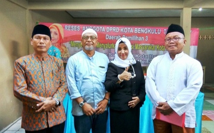 Foto bersama Teteh Yani dan suami, camat serta Ketua RT