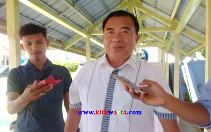 Mantan Bupati Kepahiang, Bando Amin C Kader saat mendatangi Kejati Bengkulu, Rabu (19/07/2017)