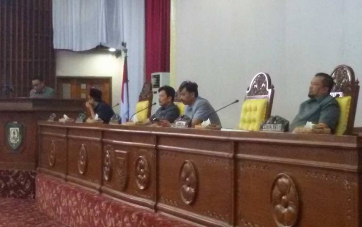 Perwakilan komisi menyampaikan hasil pembahasan kepada peserta rapat paripurna