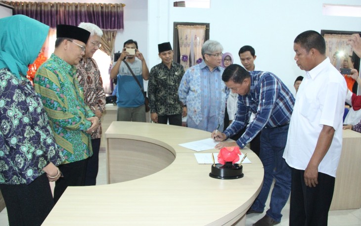 Plt Gubernur Bengkulu Rohidin Mersyah, saat menghadiri Penandatanganan Akte Notaris BUMP Se-Provinsi Bengkulu 2017, di Aula Disnakkeswa Provinsi Bengkulu, Rabu (12/07).
