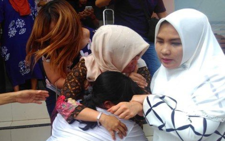 Anggota DPRD Kota Bengkulu, Ma, jatuh pingsan saat keluar dari ruang sidang PN Bengkulu. Foto :(Bengkulunews.co.id)
