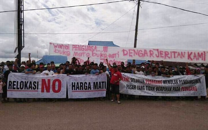 Aksi unjuk rasa Ratusan Pedagang Pasar D1 Giri Kencana Ketahun Bengkulu Utara, Senin (10/07).