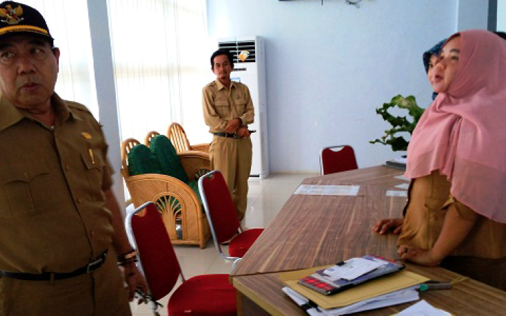 Sekda Seluma Irihadi saat sidak ke Puskesmas Kecamatan Seluma Kota