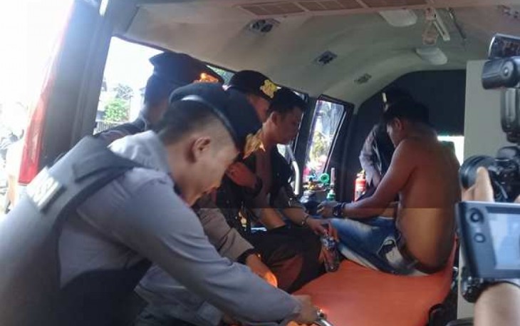 Beberapa orang diamankan saat terjadi kerusuhan 