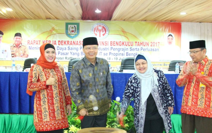Rohidin Mersyah selaku Pembina Dekranasda Provinsi bengkulu, usai membuka secara resmi Rapat Kerja (Raker) Dekrasda Provinsi Bengkulu Tahun 2017, Rabu (19/07).