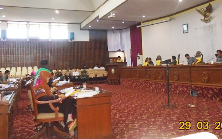 Pimpinan sidang tampak serius membahas materi sidang