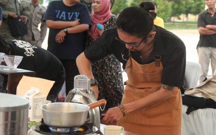 Coffee Festival-Barista sedang demonstrasi meracik kopi