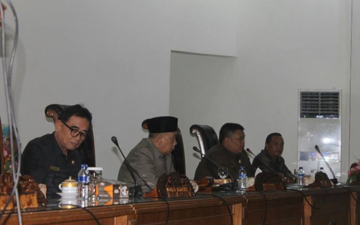 Bupati dan Pimpinan Dewan saat memimpin rapat